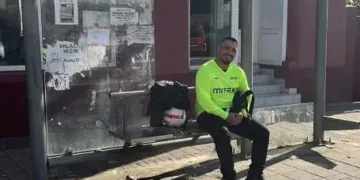 Darko Lazić više ne vozi: Pevač na klupi čeka autobus, usijale se društvene mreže