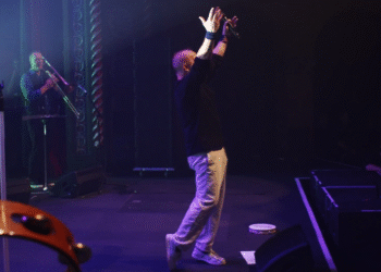 Spektakl u Des Plaines Theatre-u: „The Phil Collins Experience“ vraća duh legendarnog Genesis benda (VIDEO)