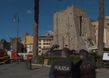 Drama u Rimu: Srušila se kula stara osam vekova kod Koloseuma – spasioci tragaju za zatrpanima