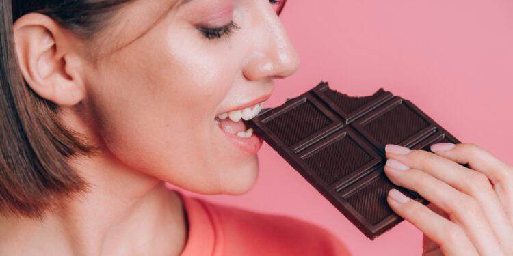 Naučnici otkrili iznenađenje u omiljenom slatkišu: Tamna čokolada možda usporava starenje