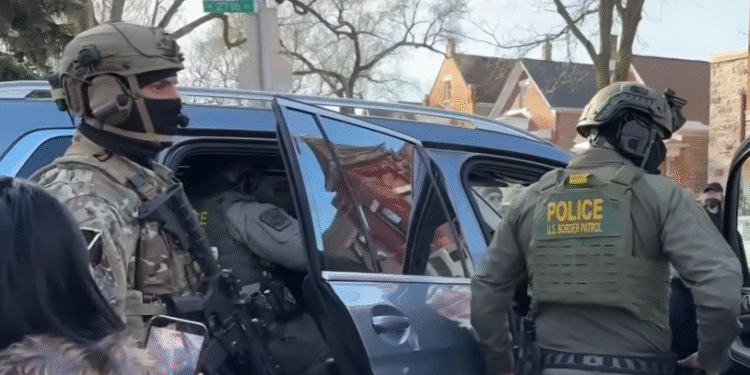 Federalni agenti na ulicama Čikaga: Hapšenja, protesti i otvoren sukob sa lokalnim vlastima