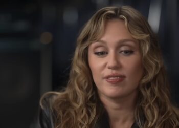 Verila se Miley Cyrus: Pevačica pokazala dijamantski prsten na crvenom tepihu