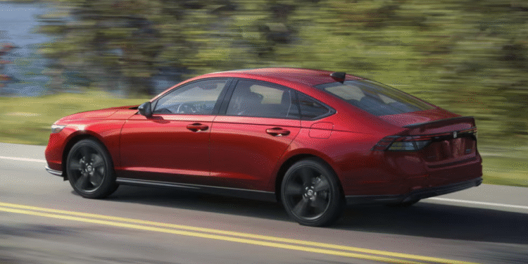 Honda Accord za 2026. stiže „zategnuta“: Više tehnologije, jači izgled i minimalno poskupljenje