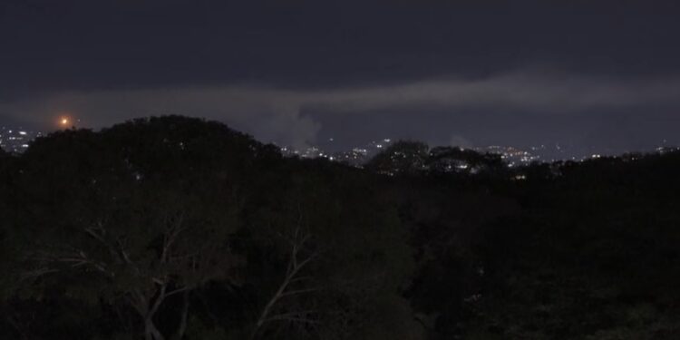 Eksplozije u Karakasu, avioni nadletali grad; Vlada Venecuele: Osuđujemo američku agresiju