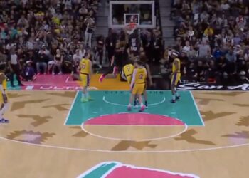 Uzalud Dončićev tripl-dabl, San Antonio lako sa Lejkersima