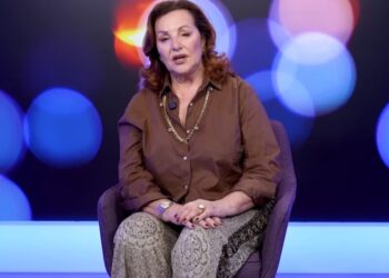 Haos u Čačku na proslavi srpske Nove godine: Građani izviždali Anu Bekutu i zasuli je grudvama