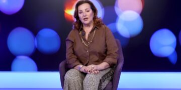 Haos u Čačku na proslavi srpske Nove godine: Građani izviždali Anu Bekutu i zasuli je grudvama