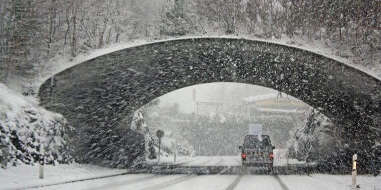 Velika zimska oluja u SAD: Vanredno u 18 država, hiljade letova otkazano