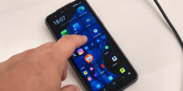 Telefon koji briše granice između mobilnog i PC sveta: Android uređaj koji pokreće Windows i Linux