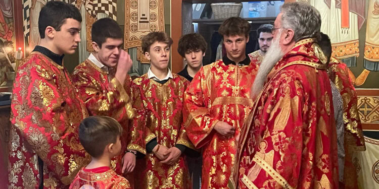 Mladi iz različitih saveznih država okupljeni u manastiru, gde se vera živi kroz susret, tišinu i zajedničke aktivnosti; zimski omladinski kamp