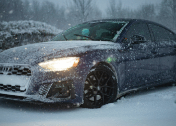 Nikako ne sipajte vrelu vodu na zaleđeno staklo: Evo kako najbrže i bezbedno da odmrznete automobil