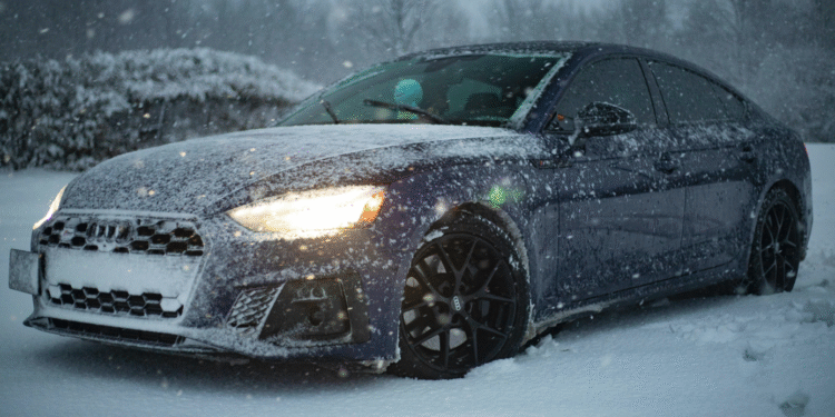 Nikako ne sipajte vrelu vodu na zaleđeno staklo: Evo kako najbrže i bezbedno da odmrznete automobil