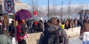 Ubistvo u Mineapolisu pokrenulo talas protesta u SAD-u i sukobe sa federalnim agentima (VIDEO)