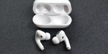 AirPods na udaru: OpenAI lansira nosivi AI računar za uvo
