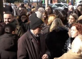 Protest protiv usvajanja pravosudnih zakona: Sudije, tužioci i advokati ispred suda u Novom Sadu
