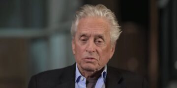 Spava u hotelu od leda na granici sa Rusijom: Michael Douglas uživa obilazeći Arktik