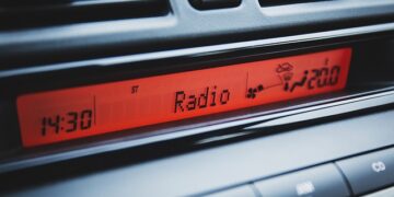Kraj FM radija? Digitalna revolucija menja navike vozača — Milioni uređaja uskoro zastarevaju