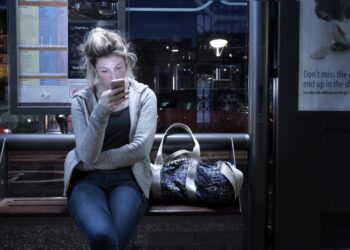 Zašto mladi izbegavaju telefonske pozive: Revolucija u komunikaciji posle 150 godina