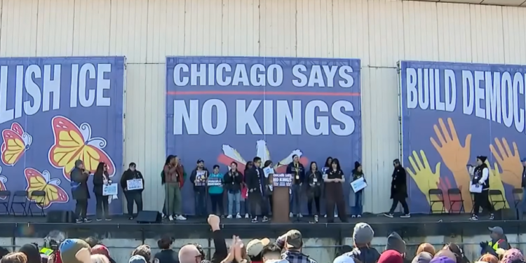 Desetine hiljada ljudi na ulicama Čikaga: Održani masovni protesti protiv Trump-a