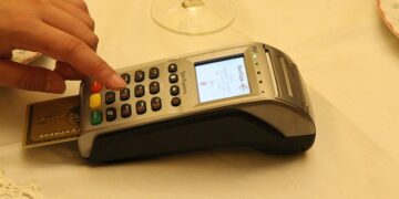 Rat banaka i trgovaca eskalira: Da li će plaćanje karticama u Illinois-u stati?