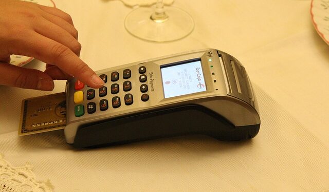 Rat banaka i trgovaca eskalira: Da li će plaćanje karticama u Illinois-u stati?