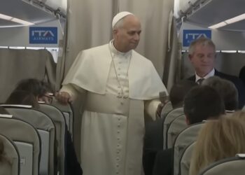 Kako je prvi američki papa ušao u političku arenu protiv Trumpa