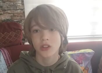 „Heklač Viktor“ zapalio mreže: Dečak iz Jagodine pravi ćilim sa 230.000 petlji