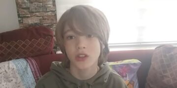 „Heklač Viktor“ zapalio mreže: Dečak iz Jagodine pravi ćilim sa 230.000 petlji