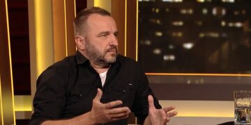 Nenad Jezdić usred predstave vikao na čoveka iz publike: Skloni to iz ruke