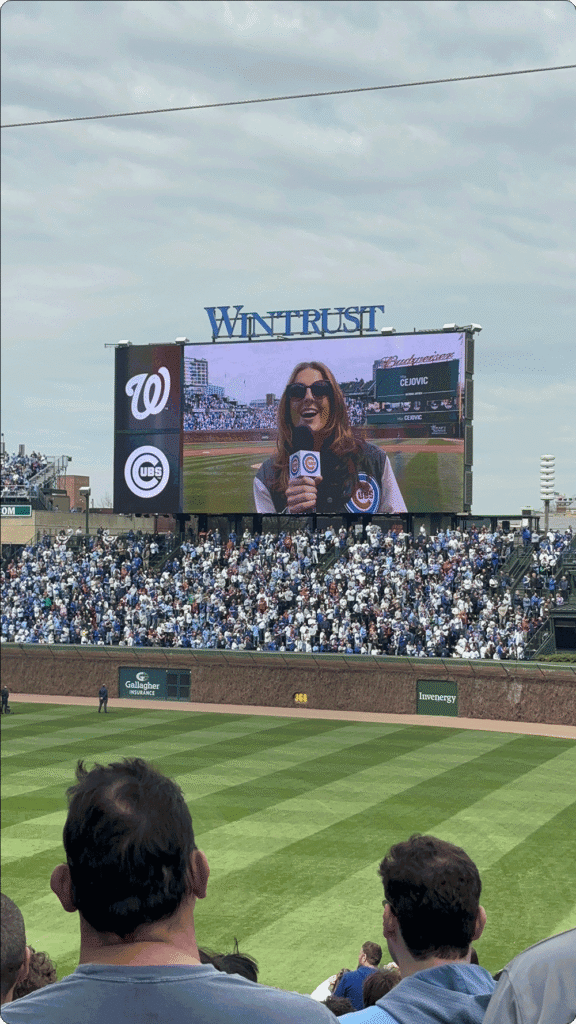 Mia Čejović pred punim tribinama u Wrigley Field – trenutak koji se pamti zauvek; Foto: Privatna arhiva