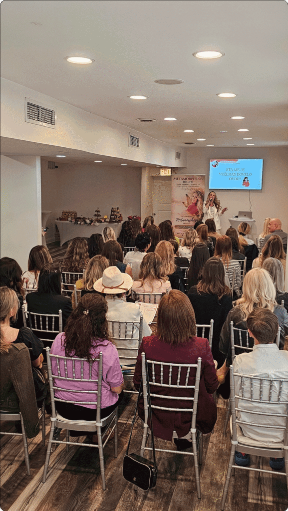 Milica Momčilović Radončić u zagrljaju deteta – trenutak poverenja, sigurnosti i emotivne povezanosti; Foto: Parenting metamorphosis