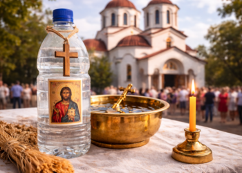 Sveta vodica: Koliko dugo može da stoji, kako se pravilno koristi i šta uraditi sa starom vodicom?