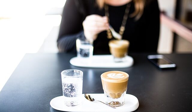 Kafići više nisu za “brzu kafu”: novi trend u Čikagu menja navike gostiju