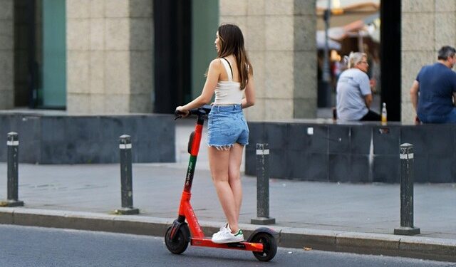 Neka predgrađa Čikaga uvode strože mere protiv električnih skutera i bicikala zbog bezbednosnih razloga