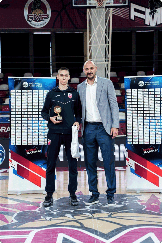 Trofej MVP-a Triglav Kadetske lige u rukama Jovana Ilića; Foto: Privatna arhiva 