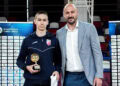 Jovan Ilić prima MVP priznanje iz ruku Nenada Krstića; Foto: Privatna arhiva