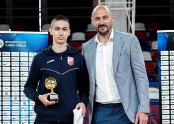 Jovan Ilić prima MVP priznanje iz ruku Nenada Krstića; Foto: Privatna arhiva