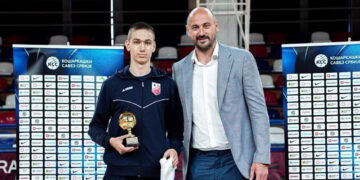 Jovan Ilić prima MVP priznanje iz ruku Nenada Krstića; Foto: Privatna arhiva