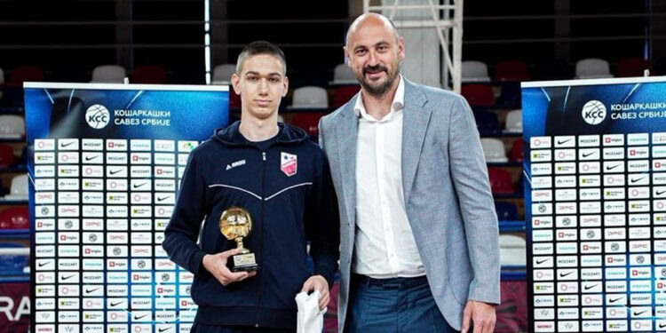 Jovan Ilić prima MVP priznanje iz ruku Nenada Krstića; Foto: Privatna arhiva