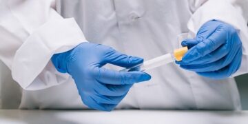 HIV kriza u Čikagu: Aktivisti tvrde da Trump-ovi rezovi guraju pacijente ka smrti
