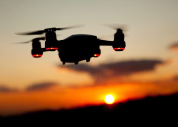 više od 50 dronova