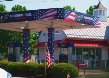 Cene padaju, misterija raste: „Freedom Fuel“ zapalio Ameriku – Da li Trump stoji iza misteriozne mreže?
