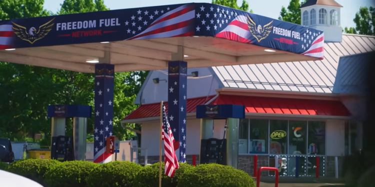 Cene padaju, misterija raste: „Freedom Fuel“ zapalio Ameriku – Da li Trump stoji iza misteriozne mreže?