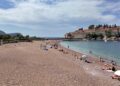 Haos kod Svetog Stefana: Građani blokirali ulaz, traže da plaže budu otvorene za sve