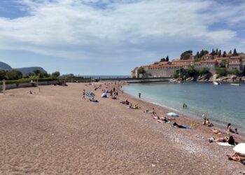 Haos kod Svetog Stefana: Građani blokirali ulaz, traže da plaže budu otvorene za sve