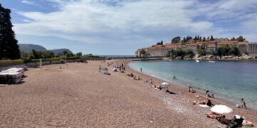 Haos kod Svetog Stefana: Građani blokirali ulaz, traže da plaže budu otvorene za sve