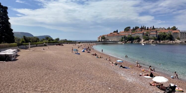 Haos kod Svetog Stefana: Građani blokirali ulaz, traže da plaže budu otvorene za sve