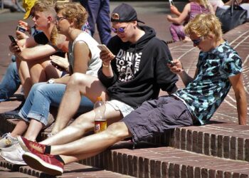 Zabrana telefona u školama: Illinois uvodi stroga pravila koja menjaju svakodnevicu učenika