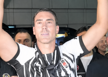 Vlahović stigao u Istanbul kao velika zvezda: Hiljade navijača ga dočekale, poznati detalji milionskog ugovora (VIDEO)