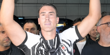 Vlahović stigao u Istanbul kao velika zvezda: Hiljade navijača ga dočekale, poznati detalji milionskog ugovora (VIDEO)